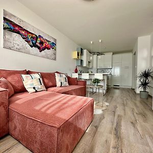 City Break Apartment - Private Garage, Ac, Balcony